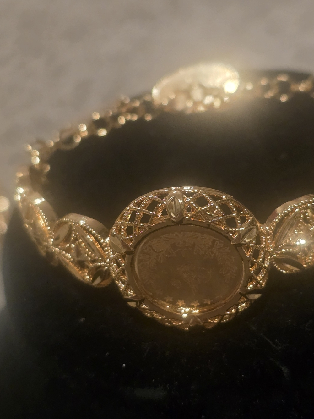 22kgp Dubai Elegant Gold-Tone Women's Bracelet with Filigree Medallion - Picture 4 of 12